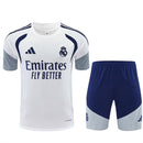 Real Madrid Trainingsset 2026 2027 Herren weißes Trikot marineblaue Shorts 1.1 Premium Qualität Shop des Spielers Madrid Training Gear, Real Madrid Trainingsset 2026, Madrid Trikot weiß, Real Madrid Shorts blau, Real Madrid Trikot 26/27, Fußball Trainingsset Herren, 1.1 Qualität Real Madrid, Vini Jr Training Madrid, Real Madrid Fanshop Deutschland, Fußball Set weiß navy.
