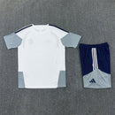 Real Madrid Trainingsset 2026 2027 Herren weißes Trikot marineblaue Shorts 1.1 Premium Qualität Shop des Spielers Madrid Training Gear, Real Madrid Trainingsset 2026, Madrid Trikot weiß, Real Madrid Shorts blau, Real Madrid Trikot 26/27, Fußball Trainingsset Herren, 1.1 Qualität Real Madrid, Vini Jr Training Madrid, Real Madrid Fanshop Deutschland, Fußball Set weiß navy.