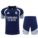 Real Madrid Trainingsset 2026 2027 Herren marineblau Trikot und Shorts 1.1 Premium Qualität Shop des Spielers Madrid Training Gear, Real Madrid Trainingsset 2026, Madrid Gear marineblau, Real Madrid Trikot 26/27, Fußball Trainingsset Herren, 1.1 Qualität Real Madrid, Mbappé Training Madrid, Real Madrid Fanshop Deutschland, Fußball Set navy blau.