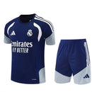 Real Madrid Trainingsset 2026 2027 Herren marineblau Trikot und Shorts 1.1 Premium Qualität Shop des Spielers Madrid Training Gear, Real Madrid Trainingsset 2026, Madrid Gear marineblau, Real Madrid Trikot 26/27, Fußball Trainingsset Herren, 1.1 Qualität Real Madrid, Mbappé Training Madrid, Real Madrid Fanshop Deutschland, Fußball Set navy blau.