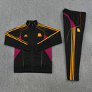 Shop des Spielers, AS Roma Trainingsanzug, AS Roma 25/26, AS Roma Trainingsanzug Schwarz, AS Roma Trainingsjacke, AS Roma Hose, AS Roma Sport-Set, Trainingsanzug Herren Roma, AS Roma 2026, Fußball Trainingsset, AS Roma Fan-Version, Trainingskleidung AS Roma, Giallorossi, Roma Shop.
