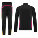 Shop des Spielers, AS Roma Trainingsanzug, AS Roma 25/26, AS Roma Trainingsanzug Schwarz, AS Roma Trainingsjacke, AS Roma Hose, AS Roma Sport-Set, Trainingsanzug Herren Roma, AS Roma 2026, Fußball Trainingsset, AS Roma Fan-Version, Trainingskleidung AS Roma, Giallorossi, Roma Shop.