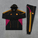 Shop des Spielers, AS Roma Trainingsanzug, AS Roma 25/26, AS Roma Trainingsanzug mit Kapuze, AS Roma Trainingsjacke Schwarz, AS Roma Hose, AS Roma Sport-Set, Trainingsanzug Herren Roma, AS Roma 2026, Fußball Trainingsset, AS Roma Fan-Version, Trainingskleidung AS Roma, Giallorossi, Roma Shop.