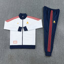 Shop des Spielers, AS Roma Trainingsanzug, AS Roma 25/26, AS Roma Trainingsanzug Weiß Blau, Roma Jacke Weiß, Roma Hose Blau, AS Roma Sport-Set, Trainingsanzug Herren Weiß, AS Roma 2026, Fußball Trainingsset, AS Roma Fan-Version, Trainingskleidung AS Roma, Giallorossi, Roma Shop.