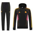 Shop des Spielers, AS Roma Trainingsanzug, AS Roma 25/26, AS Roma Trainingsanzug mit Kapuze, AS Roma Trainingsjacke Schwarz, AS Roma Hose, AS Roma Sport-Set, Trainingsanzug Herren Roma, AS Roma 2026, Fußball Trainingsset, AS Roma Fan-Version, Trainingskleidung AS Roma, Giallorossi, Roma Shop.