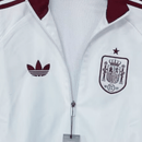 Shop des Spielers, Spanien Jacke, Spanien Jacke Weiß, Spanien Trainingsjacke Herren, La Roja Fanartikel, Fußball Jacke Spanien, Spanien 26/27, Spanien Sportjacke, RFEF Fanbekleidung, Fußball Lifestyle Spanien, Herren Sportoutfit, Spanien Fan-Outfit