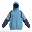 Spanien Nationalmannschaft Kapuzenjacke 2026 2027 hellblau Herren, Shop des Spielers, Spanien Jacke, Spanien Kapuzenjacke, Spanien 26/27, La Roja Fanartikel, Fußball Jacke Spanien, Spanien Nationalmannschaft hellblau, Spanien Training Herren, Fußball Lifestyle Spanien, Spanien Trikot-Jacke.