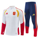 Shop des Spielers, Spanien Trainingsanzug, Spanien Set Weiß Marineblau, La Roja Fanartikel, Fußball Trainingsanzug Spanien, Spanien 26/27, Spanien Sportanzug Herren, Trainingsjacke Spanien, RFEF Fanbekleidung, Fußball Lifestyle Spanien, Herren Trainingsset, Spanien Nationalmannschaft.