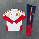 Shop des Spielers, Spanien Trainingsanzug, Spanien Set Weiß Marineblau, La Roja Fanartikel, Fußball Trainingsanzug Spanien, Spanien 26/27, Spanien Sportanzug Herren, Trainingsjacke Spanien, RFEF Fanbekleidung, Fußball Lifestyle Spanien, Herren Trainingsset, Spanien Nationalmannschaft.