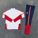Shop des Spielers, Spanien Trainingsanzug, Spanien Set Weiß Marineblau, La Roja Fanartikel, Fußball Trainingsanzug Spanien, Spanien 26/27, Spanien Sportanzug Herren, Trainingsjacke Spanien, RFEF Fanbekleidung, Fußball Lifestyle Spanien, Herren Trainingsset, Spanien Nationalmannschaft.