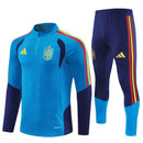 Shop des Spielers, Spanien Trainingsanzug, Spanien Set Hellblau, La Roja Fanartikel, Fußball Trainingsanzug Spanien, Spanien 26/27, Spanien Sportanzug Herren, Trainingsjacke Spanien, RFEF Fanbekleidung, Fußball Lifestyle Spanien.