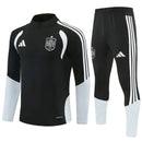 Shop des Spielers, Spanien Trainingsanzug, Spanien Set Schwarz, La Roja Fanartikel, Fußball Trainingsanzug Spanien, Spanien 26/27, Spanien Sportanzug Herren, Trainingsjacke Spanien, RFEF Fanbekleidung, Fußball Lifestyle Spanien, Herren Trainingsset