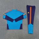 Shop des Spielers, Spanien Trainingsanzug, Spanien Set Hellblau, La Roja Fanartikel, Fußball Trainingsanzug Spanien, Spanien 26/27, Spanien Sportanzug Herren, Trainingsjacke Spanien, RFEF Fanbekleidung, Fußball Lifestyle Spanien.
