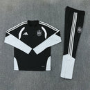 Shop des Spielers, Spanien Trainingsanzug, Spanien Set Schwarz, La Roja Fanartikel, Fußball Trainingsanzug Spanien, Spanien 26/27, Spanien Sportanzug Herren, Trainingsjacke Spanien, RFEF Fanbekleidung, Fußball Lifestyle Spanien, Herren Trainingsset