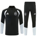 Shop des Spielers, Spanien Trainingsanzug, Spanien Set Schwarz, La Roja Fanartikel, Fußball Trainingsanzug Spanien, Spanien 26/27, Spanien Sportanzug Herren, Trainingsjacke Spanien, RFEF Fanbekleidung, Fußball Lifestyle Spanien, Herren Trainingsset