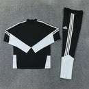 Shop des Spielers, Spanien Trainingsanzug, Spanien Set Schwarz, La Roja Fanartikel, Fußball Trainingsanzug Spanien, Spanien 26/27, Spanien Sportanzug Herren, Trainingsjacke Spanien, RFEF Fanbekleidung, Fußball Lifestyle Spanien, Herren Trainingsset