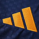 Detailaufnahme des RFEF-Wappens auf dem Spanien Trainingstrikot 26/27.