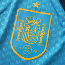 Detailaufnahme des RFEF-Wappens auf dem Spanien Trainingstrikot 25/26.