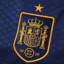Detailaufnahme des RFEF-Wappens auf dem Spanien Trainingstrikot 26/27.