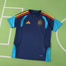 Detailaufnahme des RFEF-Wappens auf dem Spanien Trainingstrikot 26/27.
