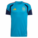 Spanien Trainingsshirt 25/26 in Hellblau, Ansicht von vorne.