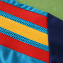 Detailaufnahme des RFEF-Wappens auf dem Spanien Trainingstrikot 25/26.